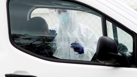 Personal sanitario realiza pruebas PCR. Personal sanitario realiza pruebas PCR.