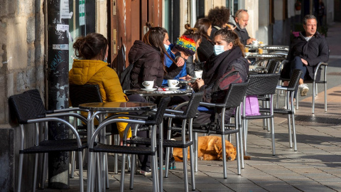 Clientes toman café en la terraza de un bar de Vitoria. Clientes toman café en la terraza de un bar de Vitoria.