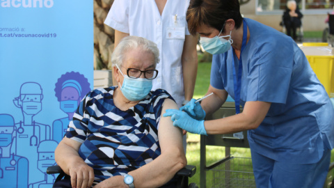 Josefa Pérez, la primera persona a Catalunya en rebre la tercera dosi de la vacuna contra la Covid-19. Josefa Pérez, la primera persona a Catalunya en rebre la tercera dosi de la vacuna contra la Covid-19.