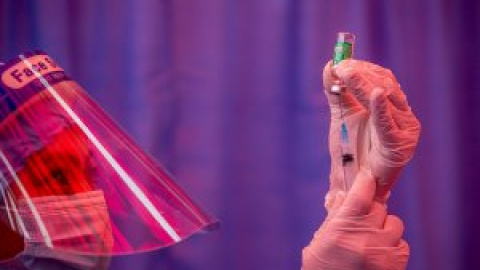 Ni sanciones ni protocolos: las comunidades, sin directrices ni planes propios ante vacunaciones irregulares Ni sanciones ni protocolos: las comunidades, sin directrices ni planes propios ante vacunaciones irregulares