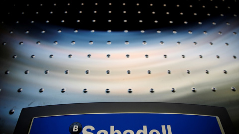 El logo de Banco Sabadell en un cajero automático de la entidad, en una de sus oficinas en Madrid. El logo de Banco Sabadell en un cajero automático de la entidad, en una de sus oficinas en Madrid.
