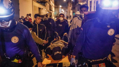 Un manifestante herido en los enfrentamientos con la Policía en Lima recibe asistencia, a 12 de diciembre de 2021. Un manifestante herido en los enfrentamientos con la Policía en Lima recibe asistencia, a 12 de diciembre de 2021.