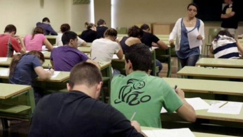 Varios estudiantes se examinan en un aula de un centro de educación. EFE/ Archivo Varios estudiantes se examinan en un aula de un centro de educación. EFE/ Archivo