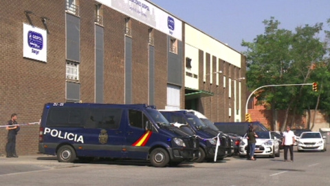 La Policia Nacional a les portes de l'empresa Aplicaciones Gespol, a Barcelona. CCMA La Policia Nacional a les portes de l'empresa Aplicaciones Gespol, a Barcelona. CCMA