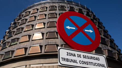 Una señal de parada y estacionamiento prohibidos delante de la sede del Tribunal Constitucional, en Madrid. E.P./Alejandro Martínez Vélez Una señal de parada y estacionamiento prohibidos delante de la sede del Tribunal Constitucional, en Madrid. E.P./Alejandro Martínez Vélez