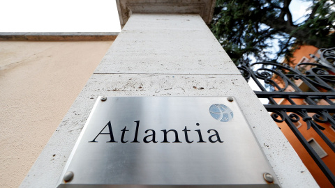 El logo del grupo Atlantia, en el exterior de su sede en Roma. REUTERS/Alessandro Bianchi El logo del grupo Atlantia, en el exterior de su sede en Roma. REUTERS/Alessandro Bianchi
