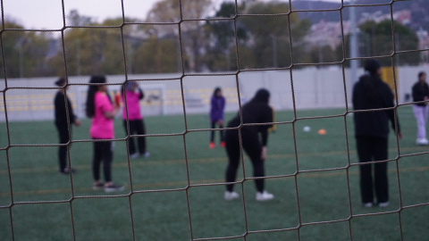 Les noies del criquet entrenant al camp de Baró de Viver. Les noies del criquet entrenant al camp de Baró de Viver.
