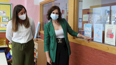 La presidenta de la Comunidad de Madrid, Isabel Díaz Ayuso (d), asiste al inicio del curso 2020/21 en el Colegio de Educación Infantil y Primaria (CEIP) Francisco de Orellana, en Arroyomolinos. EFE/Rodrigo Jiménez La presidenta de la Comunidad de Madrid, Isabel Díaz Ayuso (d), asiste al inicio del curso 2020/21 en el Colegio de Educación Infantil y Primaria (CEIP) Francisco de Orellana, en Arroyomolinos. EFE/Rodrigo Jiménez