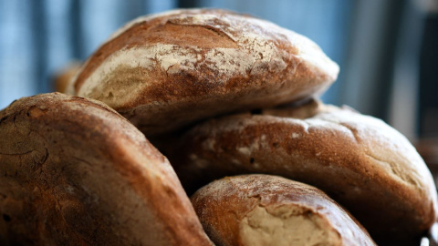 Una fotografía tomada el 29 de abril de 2020 muestra varias hogazas de pan expuestas en el restaurante 'Pouliche' de la chef francesa Amandine Chaignot. Una fotografía tomada el 29 de abril de 2020 muestra varias hogazas de pan expuestas en el restaurante 'Pouliche' de la chef francesa Amandine Chaignot.