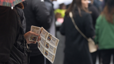 Una persona con varios décimos de Lotería de Navidad- 09/12/2022 Una persona con varios décimos de Lotería de Navidad- 09/12/2022