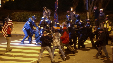 Imagen de las trifulcas en Washington entre partidarios y contrarios de Donald Trump. Imagen de las trifulcas en Washington entre partidarios y contrarios de Donald Trump.