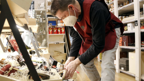 Un treballador de BO de Shalom arreglant els lots de mostra de la campanya de Nadal a una de les botigues de la fundació a Lleida, el 27 de novembre de 2020. Un treballador de BO de Shalom arreglant els lots de mostra de la campanya de Nadal a una de les botigues de la fundació a Lleida, el 27 de novembre de 2020.