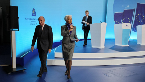 La presidenta del BCE, Christine Lagarde, y el vicepresidente, Luis de Guindos, aal acabar la rueda de prensa posterior a la reunión del Consejo de Gobierno de la entidad, en su sede en Fráncfort. R. — Wolfgang Rattay / REUTERS La presidenta del BCE, Christine Lagarde, y el vicepresidente, Luis de Guindos, aal acabar la rueda de prensa posterior a la reunión del Consejo de Gobierno de la entidad, en su sede en Fráncfort. R. — Wolfgang Rattay / REUTERS
