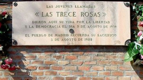 Placa conmemorativa del fusilamiento hace 75 años de Las 13 Rosas. Placa conmemorativa del fusilamiento hace 75 años de Las 13 Rosas.