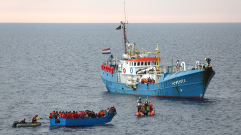 Migrantes son rescatados en las costas de Libia.REUTERS/Stefano Rellandini Migrantes son rescatados en las costas de Libia.REUTERS/Stefano Rellandini
