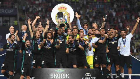 Jugadores del Real Madrid celebran con el trofeo de la Supercopa tras la victoria 2-1 ante el Manchester United . -GEORGI LICOVSKI (EFE) Jugadores del Real Madrid celebran con el trofeo de la Supercopa tras la victoria 2-1 ante el Manchester United . -GEORGI LICOVSKI (EFE)