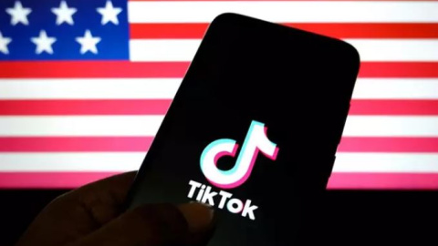 Logotipo de TikTok sobre un fondo con la bandera de Estados Unidos. Logotipo de TikTok sobre un fondo con la bandera de Estados Unidos.