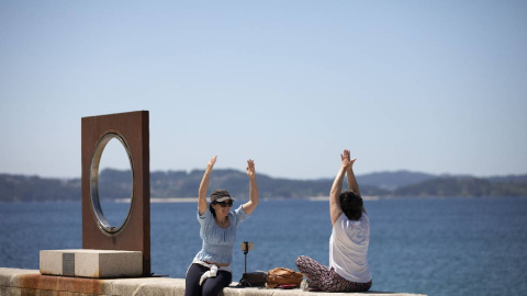 Dos mujeres hacen ejercicio en el paseo marítimo de la playa de Sanxenxo, a 4 de junio de 2021, en Sanxenxo, Pontevedra, Galicia, Dos mujeres hacen ejercicio en el paseo marítimo de la playa de Sanxenxo, a 4 de junio de 2021, en Sanxenxo, Pontevedra, Galicia,