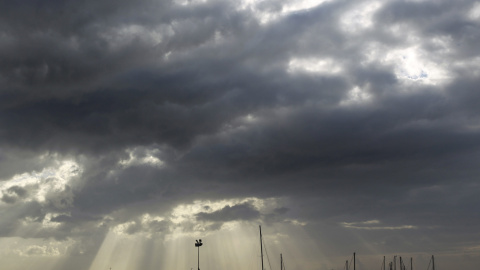Los cielos nubosos en la capital tinerfeña han impedido poder apreciar el eclipse parcial de sol. EFE/Cristóbal García