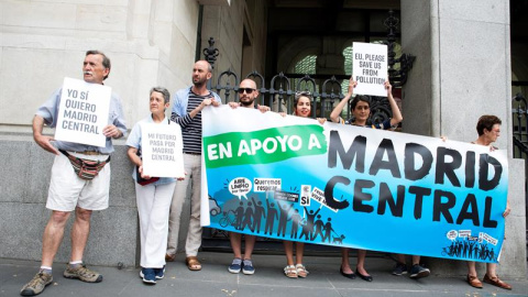 Miembros de la Plataforma de Defensa de Madrid Central se concentran en las puertas del Ayuntamiento./EFE Miembros de la Plataforma de Defensa de Madrid Central se concentran en las puertas del Ayuntamiento./EFE