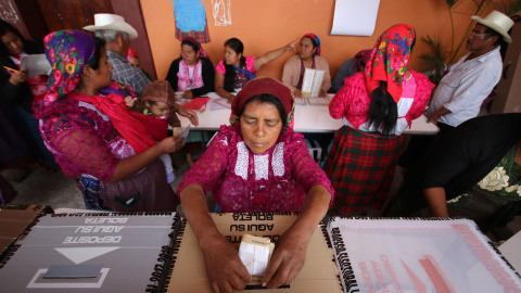 Una mujer deposita su voto en una colegio electoral de San Bartolomé de Quialana, México.- REUTERS/Jorge Luis Plata Una mujer deposita su voto en una colegio electoral de San Bartolomé de Quialana, México.- REUTERS/Jorge Luis Plata
