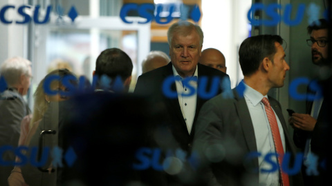 El ministro del Interior alemán y líder de la CSU, Horst Seehofer, durante la reunión de su partido este domingo.- REUTERS El ministro del Interior alemán y líder de la CSU, Horst Seehofer, durante la reunión de su partido este domingo.- REUTERS