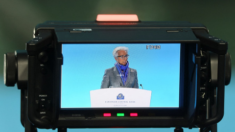 La presidenta del BCE, Christine Lagarde, vista a través de la pantalla de una cámara durante la rueda de prensa posterior a la reunión del Consejo de Gobierno de la entidad, en su sede en Fráncfort. R. — Wolfgang Rattay / REUTERS La presidenta del BCE, Christine Lagarde, vista a través de la pantalla de una cámara durante la rueda de prensa posterior a la reunión del Consejo de Gobierno de la entidad, en su sede en Fráncfort. R. — Wolfgang Rattay / REUTERS