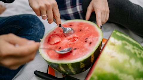 personas comiendo fruta personas comiendo fruta
