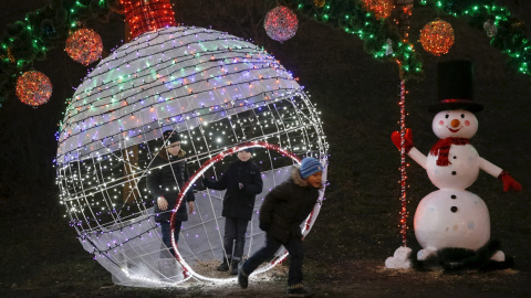 Varios niños juegan en un parque que está decorado con luces de navidad, en Kiev, Ucrania. REUTERS / Valentyn Ogirenko Varios niños juegan en un parque que está decorado con luces de navidad, en Kiev, Ucrania. REUTERS / Valentyn Ogirenko