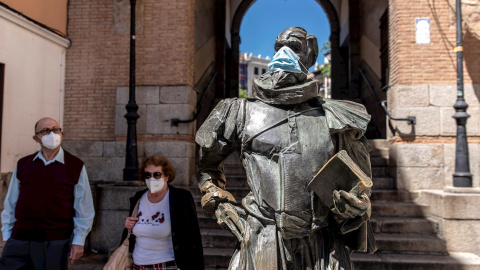18/05/2020.- Vista de la estatua de Miguel de Cervantes con una mascarilla, este lunes en Toledo. / EFE - ISMAEL HERRERO 18/05/2020.- Vista de la estatua de Miguel de Cervantes con una mascarilla, este lunes en Toledo. / EFE - ISMAEL HERRERO