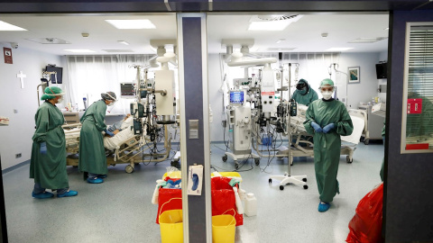 Médicos y enfermeras atienden a dos pacientes en la UCI de la Clínica Universidad de Navarra Médicos y enfermeras atienden a dos pacientes en la UCI de la Clínica Universidad de Navarra