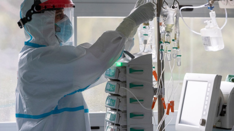 Un sanitario trabaja en una Unidad de Cuidados Intensivos (UCI). Un sanitario trabaja en una Unidad de Cuidados Intensivos (UCI).