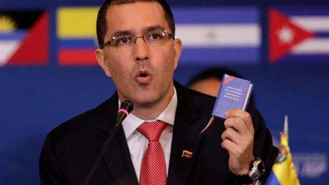 El ministro de Asuntos Exteriores de Venezuela, Jorge Arreaza, levanta la Constitución venezolana en una intervención en una reunión de la alianza ALBA-TCP en Caracas REUTERS / UESLEI MARCELINO El ministro de Asuntos Exteriores de Venezuela, Jorge Arreaza, levanta la Constitución venezolana en una intervención en una reunión de la alianza ALBA-TCP en Caracas REUTERS / UESLEI MARCELINO