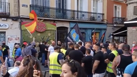 La comitiva ultra a su paso por la Plaza de Chueca. La comitiva ultra a su paso por la Plaza de Chueca.