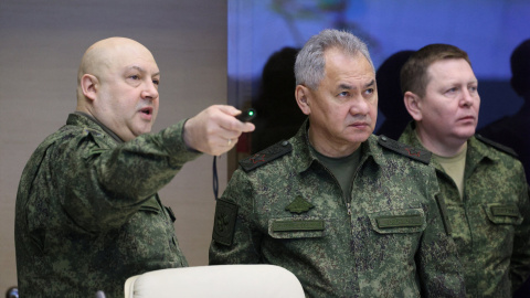 El ministro de Defensa ruso , Sergei Shoigu, y el general Sergei Surovikin, comandante de las fuerzas rusas en Ucrania, visitan el Cuartel General Conjunto de las fuerzas armadas rusas involucradas en operaciones militares en Ucrania, en un lugar desconoc El ministro de Defensa ruso , Sergei Shoigu, y el general Sergei Surovikin, comandante de las fuerzas rusas en Ucrania, visitan el Cuartel General Conjunto de las fuerzas armadas rusas involucradas en operaciones militares en Ucrania, en un lugar desconoc