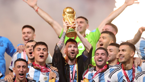 Lionel Messi levanta la Copa del Mundo después de que Argentina ganara la final del Mundial de Catar a Francia Lionel Messi levanta la Copa del Mundo después de que Argentina ganara la final del Mundial de Catar a Francia