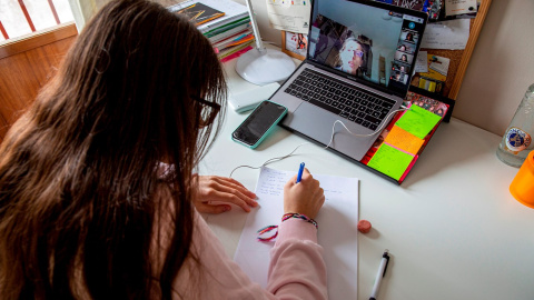 Una estudiante sigue su clase por ordenador. Una estudiante sigue su clase por ordenador.