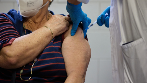 Un enfermero vacuna a una mujer en el Centro de Salud de Alameda de Osuna- 17/10/2022 Un enfermero vacuna a una mujer en el Centro de Salud de Alameda de Osuna- 17/10/2022
