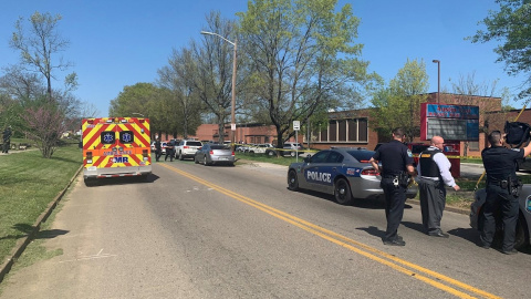 Una fotografía facilitada por la Policía de Knoxville muestra a varios agentes y servicios de emergencia en las inmediaciones del instituto. Una fotografía facilitada por la Policía de Knoxville muestra a varios agentes y servicios de emergencia en las inmediaciones del instituto.