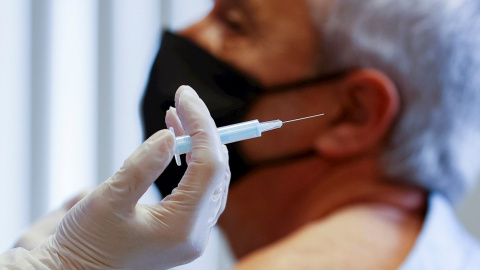 Personal sanitario prepara una vacuna en el centro de vacunación UB Raval este domingo. Personal sanitario prepara una vacuna en el centro de vacunación UB Raval este domingo.