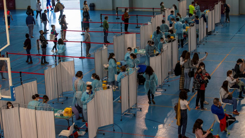 Cientos de docentes reciben la primera dosis de la vacuna AstraZeneca en un pabellón deportivo de la Universidad de Sevilla. Cientos de docentes reciben la primera dosis de la vacuna AstraZeneca en un pabellón deportivo de la Universidad de Sevilla.