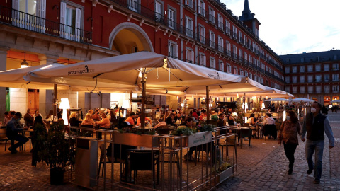 Aspecto que presentaron las terrazas de la plaza Mayor durante este Jueves Santo en Madrid. Aspecto que presentaron las terrazas de la plaza Mayor durante este Jueves Santo en Madrid.
