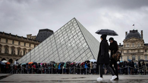 Turistas ante el museo del Louvre, en París. / IAN LANGSDON (EFE) Turistas ante el museo del Louvre, en París. / IAN LANGSDON (EFE)