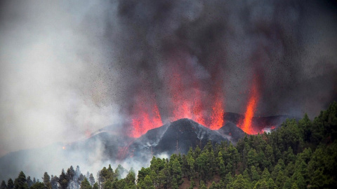erupción volcánica que ha comenzado esta tarde de domingo en los alrededores de Las Manchas, en El Paso (La Palma)