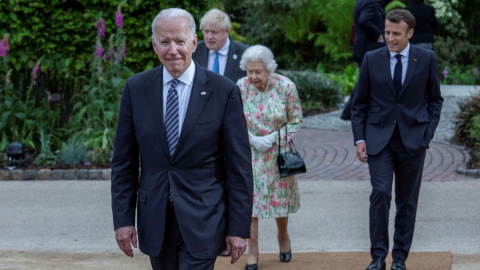 El presidente estadounidense, Joe Biden, en la recepción del G7, acompañado por el primer ministro británico, Boris Johnson; la reina Isabel II; y el presidente francés, Emmanuel Macron. - REUTERS El presidente estadounidense, Joe Biden, en la recepción del G7, acompañado por el primer ministro británico, Boris Johnson; la reina Isabel II; y el presidente francés, Emmanuel Macron. - REUTERS