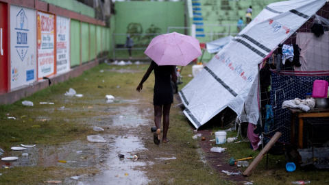Una mujer camina en un campamento improvisado en Les Cayes, tras el terremoto del pasado fin de semana en Haití. REUTERS / Ricardo Arduengo Una mujer camina en un campamento improvisado en Les Cayes, tras el terremoto del pasado fin de semana en Haití. REUTERS / Ricardo Arduengo
