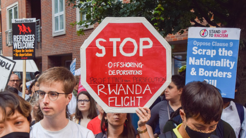 Imagen de archivo de una manifestación en Londres contra los planes del Gobierno conservador de enviar solicitantes de asilo a Ruanda. Imagen de archivo de una manifestación en Londres contra los planes del Gobierno conservador de enviar solicitantes de asilo a Ruanda.