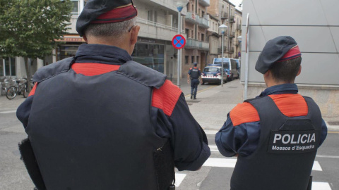 Dos agentes de los Mossos d'Esquadra / EFE Dos agentes de los Mossos d'Esquadra / EFE