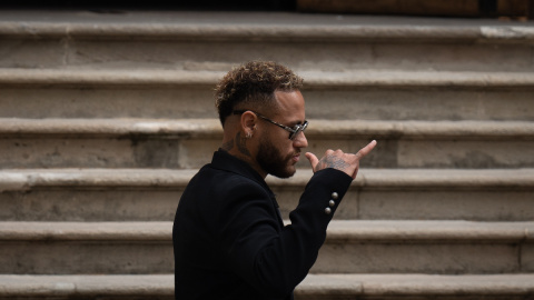 El delantero del Paris Saint-Germain Neymar Da Silva a su salida del juicio por el 'caso Neymar 2', en la Audiencia de Barcelona, a 17 de octubre de 2022, en Barcelona. El delantero del Paris Saint-Germain Neymar Da Silva a su salida del juicio por el 'caso Neymar 2', en la Audiencia de Barcelona, a 17 de octubre de 2022, en Barcelona.