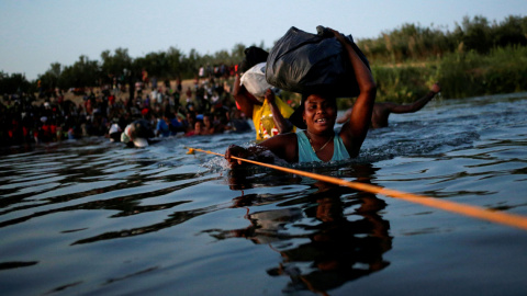 Migrantes haitianos que buscan asilo en Estados Unidos cruzan el Río Bravo hacia Ciudad Acuña (México) para evitar ser deportados a Haití después meses intentando cruzar a pie la frontera. Migrantes haitianos que buscan asilo en Estados Unidos cruzan el Río Bravo hacia Ciudad Acuña (México) para evitar ser deportados a Haití después meses intentando cruzar a pie la frontera.